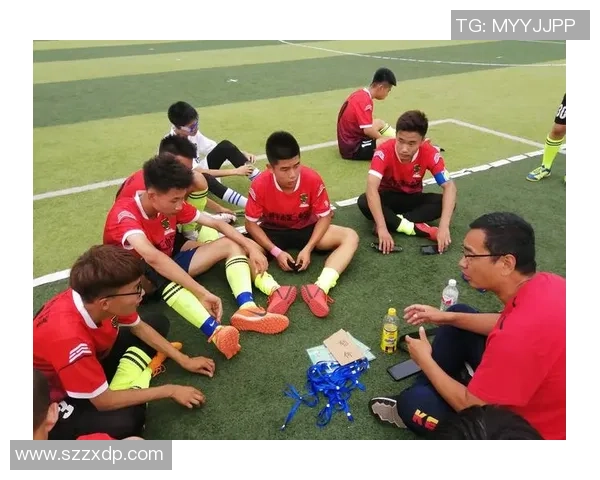 当代足球明星同框合影展现青春风采与竞技精神的精彩瞬间